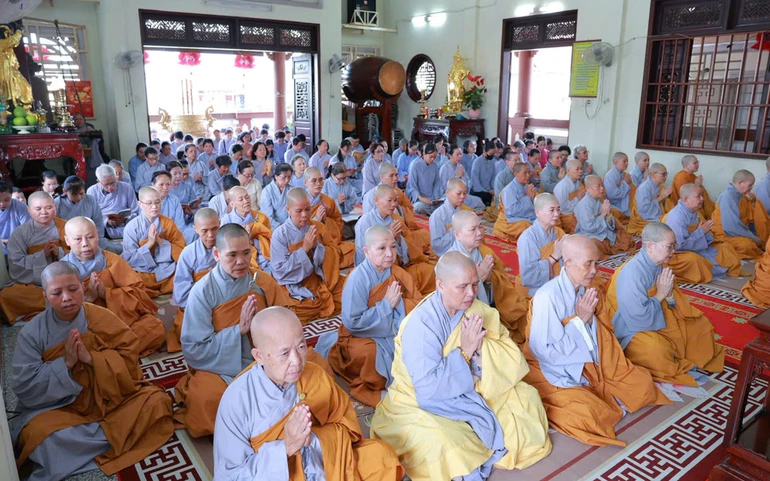 Trang nghiêm khóa lễ tụng kinh Vu lan tại chánh điện Ni viện Vạn Hạnh - Ảnh: Trung Thắng 