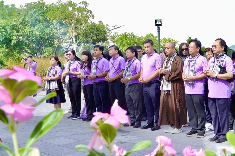Đoàn đại biểu dâng hương tưởng niệm tại Nghĩa trang Liệt sĩ TP.Huế - Ảnh: Thanh Chiêu/SGGP