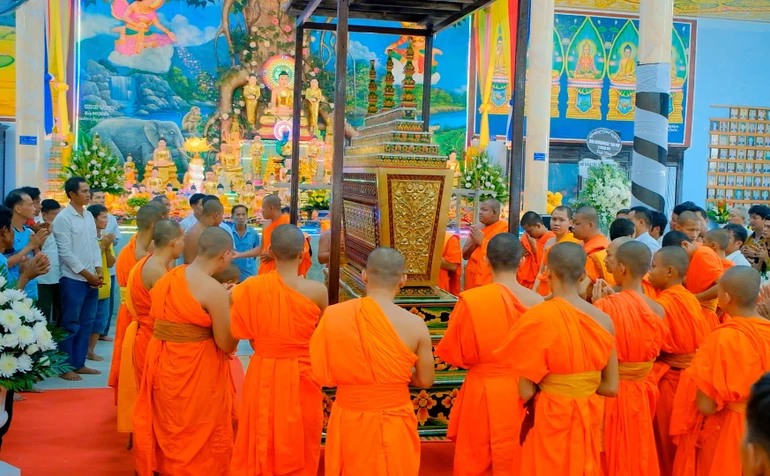 Chư Tăng cử hành Lễ nhập kim quan nhục thân Hòa thượng Danh Lân theo nghi thức truyền thống của Phật giáo Nam tông Khmer