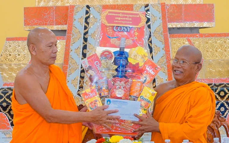 Hòa thượng Danh Đổng tặng quà tại chùa Dhammanimith 
