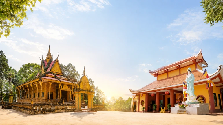 Chùa Thác Lác, xã Hòa Thuận (trái) và chùa Phú Hội, xã Vĩnh Điều (phải)