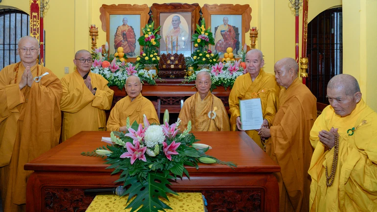 Chư tôn đức Ban Thừa kế Thiên Thai Thiền Giáo tông lưu niệm cùng Đức Pháp chủ GHPGVN, Trưởng lão Hòa thượng Chủ tịch Hội đồng Trị sự - Ảnh: Nguyện Truyền/BGN 