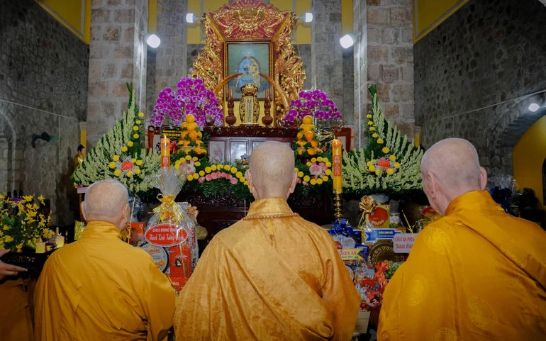 Đức Pháp chủ GHPGVN cùng chư vị giáo phẩm dâng hương tưởng niệm 73 năm ngày Tổ sư Huệ Đăng viên tịch tại Tổ đường tổ đình Thiên Thai - Ảnh: Nguyện Truyền/BGN