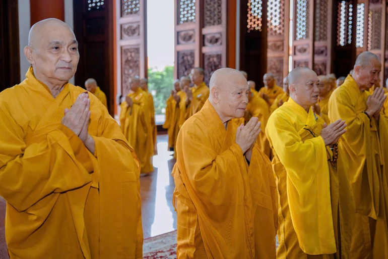 Trưởng lão Hòa thượng Thích Thiện Nhơn cùng chư Tăng thực hiện nghi thức đảnh lễ Tam bảo