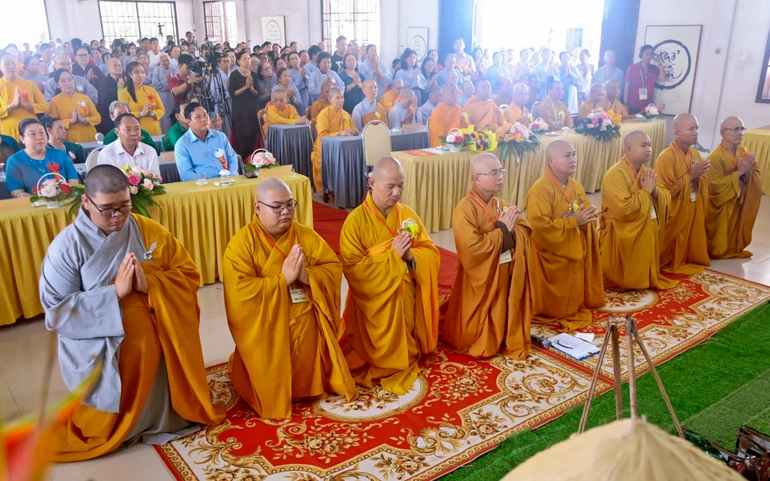 Thượng tọa Thích Thường Tấn, tân trụ trì cùng Tăng chúng chùa Bửu Thọ dâng lời phát nguyện