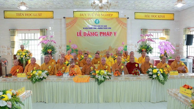 Trang nghiêm lễ dâng pháp y, cài hoa hồng mùa Vu Lan tại trường hạ Ni viện Phước Long