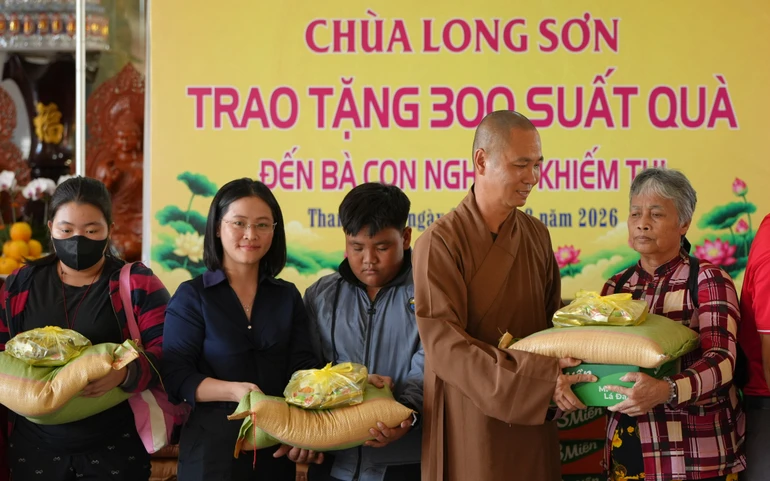 Chùa Long Sơn trao tặng 300 phần quà từ thiện đến bà con có hoàn cảnh đặc biệt khó khăn và người khiếm thị