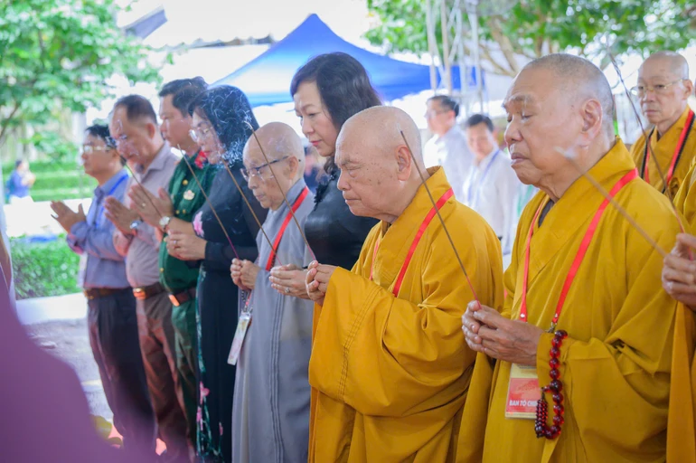 Chư tôn giáo phẩm Trung ương GHPGVN cùng lãnh đạo chính quyền TP.Đồng Nai dâng hương tưởng niệm chư anh linh anh hùng, liệt sĩ - Ảnh:Tâm Quý/BGN