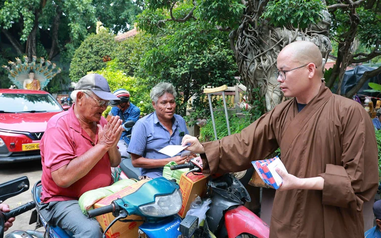 Thượng tọa Thích Minh Đạo, trụ trì chùa Nam Thiên Nhất Trụ tận tay trao quà đến bà con có hoàn cảnh khó khăn trên