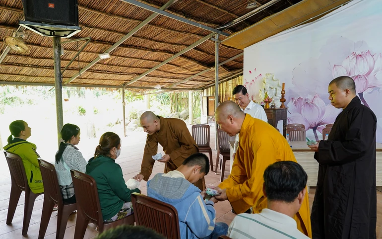 Trao tặng quà đến người khiếm thị và bệnh nhân nghèo tại Viện Chuyên Tu