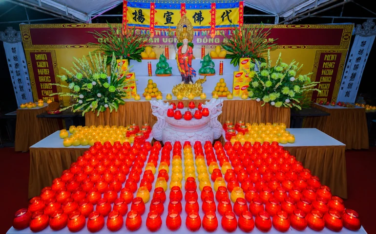 Lễ tưởng niệm, cầu siêu các anh hùng liệt sĩ tại Bát hương Nhà mồ thuộc Khu di tích trại giam Phú Quốc - Ảnh: Tâm Quý