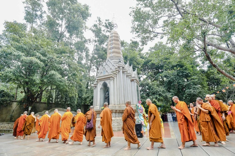 Chư Tăng hữu nhiễu bảo tháp Trưởng lão Hòa thượng Hộ Tông nằm trong khuôn viên chùa Bửu Long