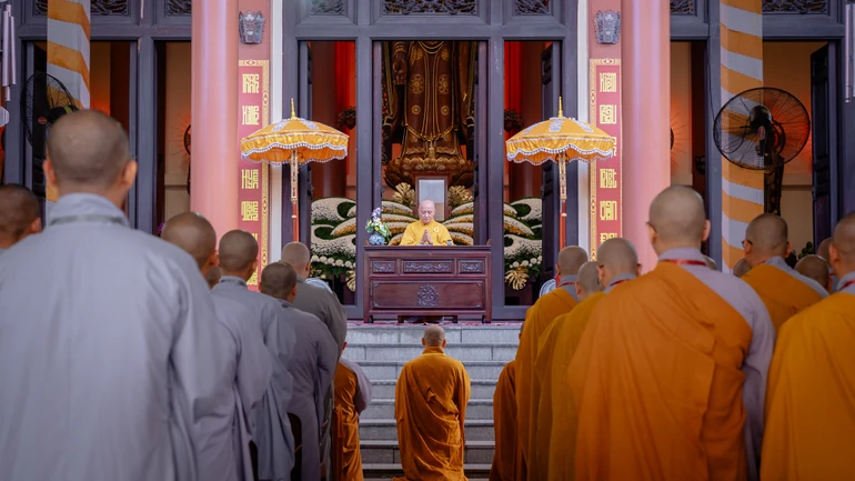 Chư vị giáo thọ sư khai đạo giáo giới hành nghi cho các giới tử Bắc tông tại giới đài viện Huệ Nghiêm - Ảnh: Nguyện Truyền/BGN