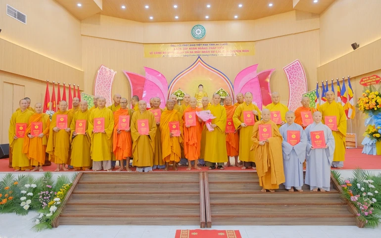 Chư tôn đức Ban Tăng sự GHPGVN tỉnh An Giang nhận quyết định chuẩn y nhân sự