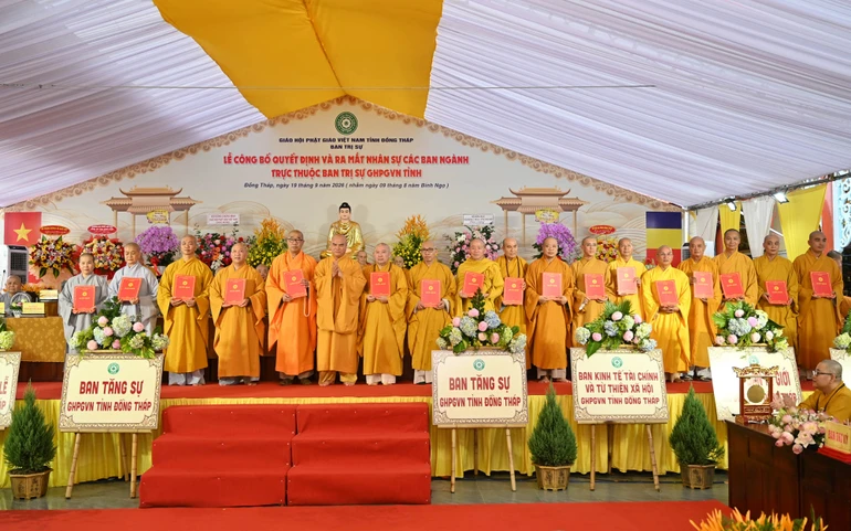 Chư tôn đức Ban Tăng sự GHPGVN tỉnh Đồng Tháp nhận quyết định chuẩn y