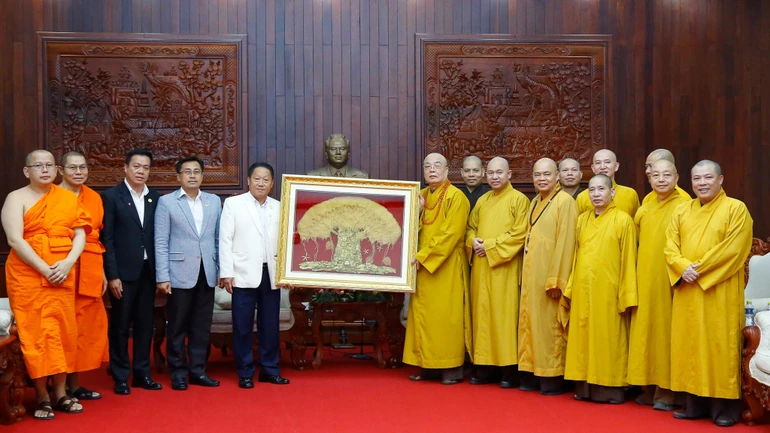 Phái đoàn chư tôn đức Trung ương GHPGVN tặng quà lưu niệm đến Lãnh đạo Ủy ban Trung ương Mặt trận Lào xây dựng đất nước - Ảnh: Du Nhiên/BGN
