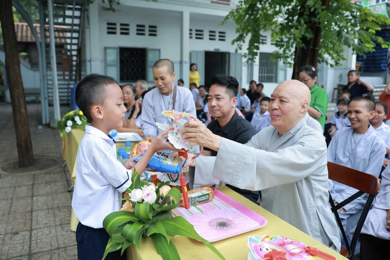 Ni trưởng Thích nữ Mỹ Thuận tặng lồng đèn trung thu cho các em học sinh