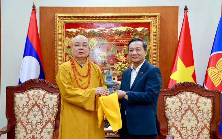 Trưởng lão Hòa thượng Thích Thanh Nhiễu tặng Đại sứ Nguyễn Minh Tâm tôn tượng Đức Phật A Di Đà, được tạo tác theo mẫu tôn tượng đang tôn trí tại chùa Phật Tích - Việt Nam - Ảnh: Du Nhiên/BGN