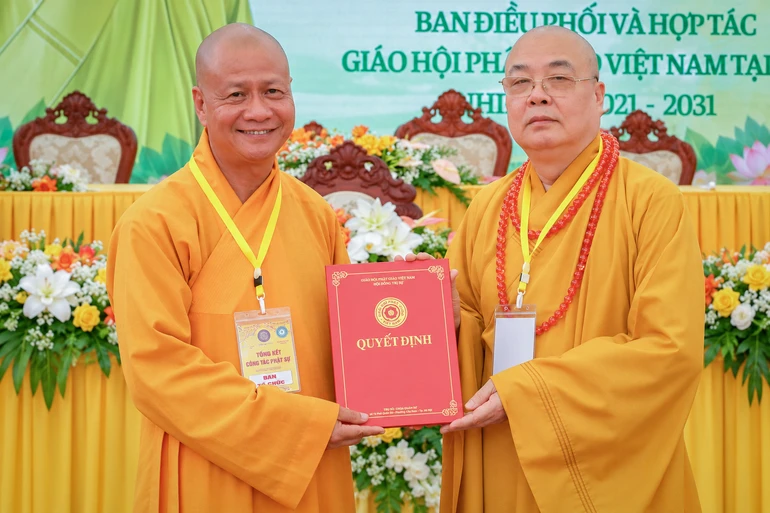 Thượng tọa Thích Minh Quang đón nhận quyết định Trưởng ban Điều phối và Hợp tác Phật giáo VN tại Lào nhiệm kỳ 2026-2031 - Ảnh: Du Nhiên/BGN