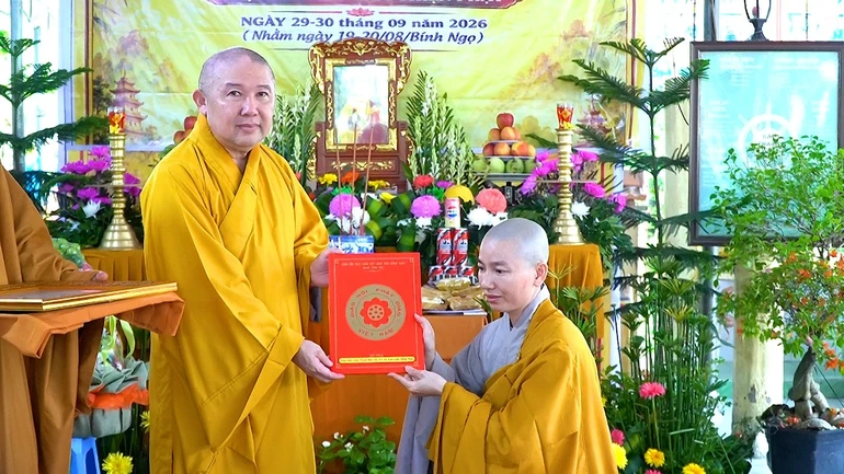 Sư cô Thích nữ Như Huệ đón nhận quyết định bổ nhiệm trụ trì chùa Nam Thiện Phật