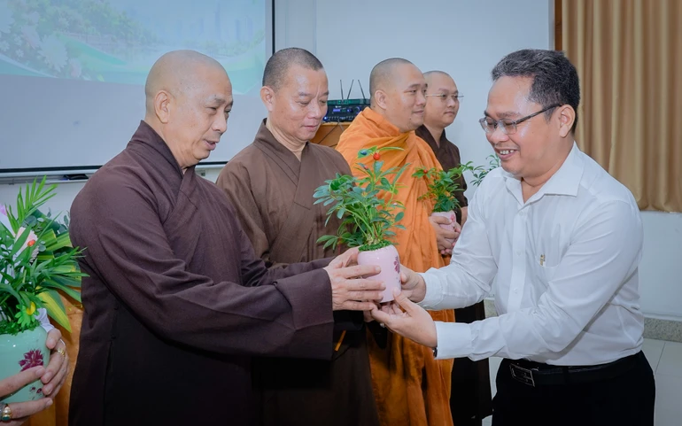 Ông Phạm Minh Tuấn tặng cây xanh đến Thượng tọa Thích Tâm Chơn, Ủy viên Ban Trị sự GHPGVN TP.HCM, trụ trì chùa Phước Bửu (P.Bình Thạnh) 
