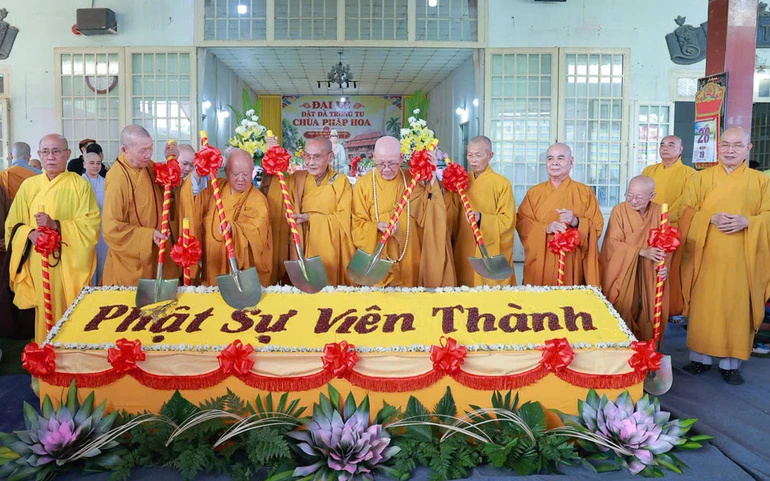 Chư tôn đức thực hiện nghi thức động thổ xây dựng đánh dấu khởi đầu công trình trùng tu chùa Pháp Hoa