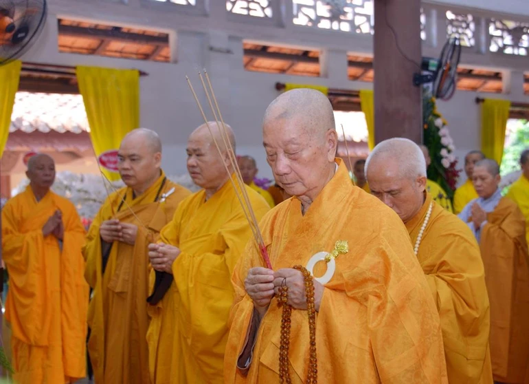 Trưởng lão Hòa thượng Thích Trí Quảng dâng hương tưởng niệm trước Giác linh đài cố Trưởng lão Hòa thượng Thích Minh Châu