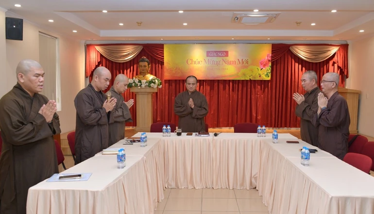 Buổi họp giữa Ban Biên tập Báo Giác Ngộ và tập thể nhân viên nhằm triển khai một số công tác sắp tới và trao quyết định phân công nhân sự diễn ra vào sáng 1-4 - Ảnh: Bảo Toàn