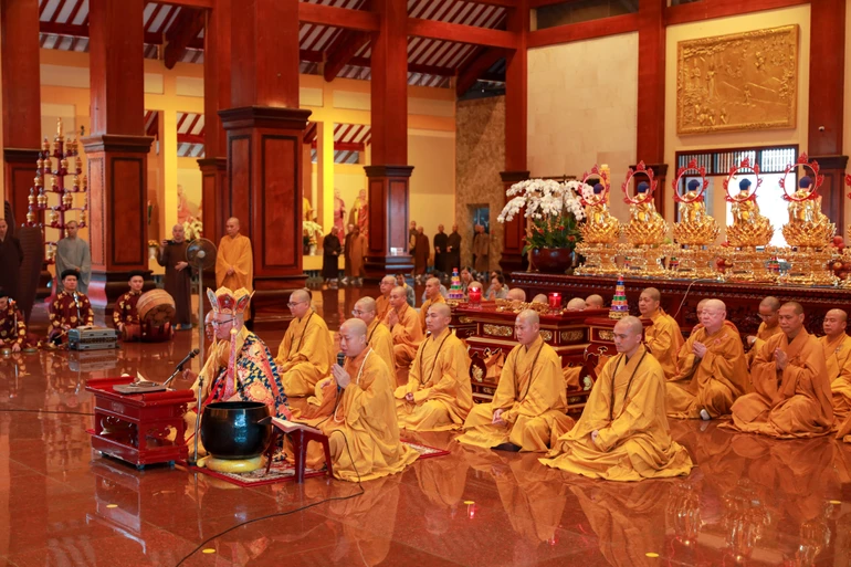 Nghi thức Nghinh sư duyệt định do chư tôn đức Phật giáo miền Bắc cử hành - Ảnh: Phùng Anh Quốc