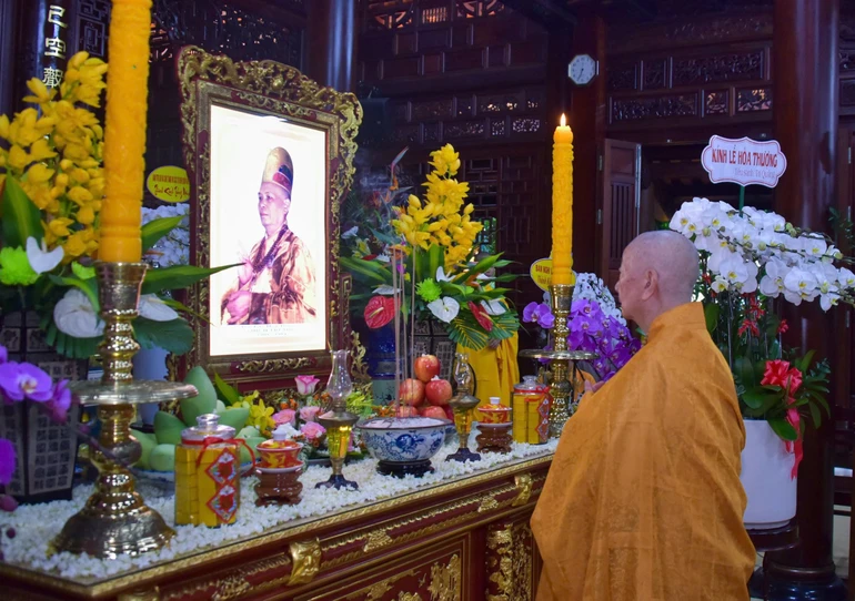 Đức Pháp chủ dâng hương tưởng niệm trước hương án Đại lão Hòa thượng Thích Trí Thủ tại Quảng Hương Già Lam. Hoa cúng dường đề chữ "Kính lễ Hòa thượng (Tiểu sanh Trí Quảng) - Ảnh: Quảng Đạo