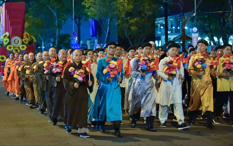 Chư tôn đức Ban Trị sự, chư Tăng Ni thuộc Phật giáo TP.HCM đại diện tham gia khối diễu hành của MTTQVN - Ảnh: Văn Phúc