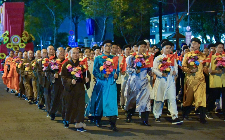 Chư tôn đức Ban Trị sự, chư Tăng Ni thuộc Phật giáo TP.HCM đại diện tham gia khối diễu hành của MTTQVN - Ảnh: Văn Phúc