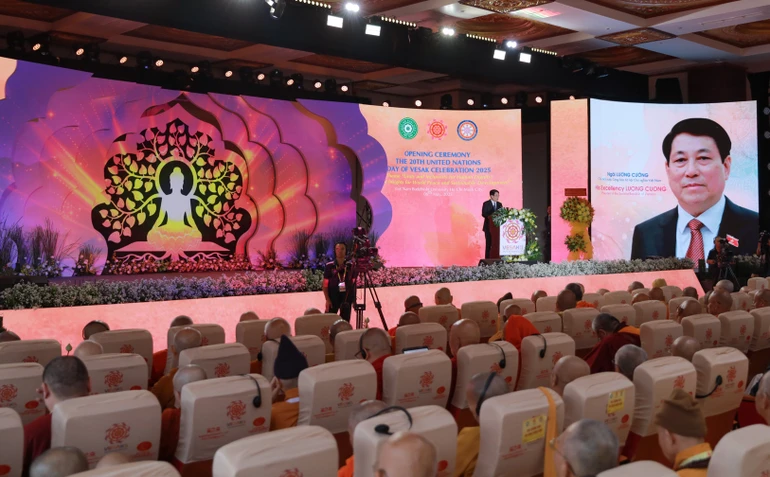Lễ khai mạc Đại lễ Vesak Liên Hiệp Quốc 2025 tại TP.HCM chính thức diễn ra với chủ đề “Đoàn kết và bao dung vì nhân phẩm con người: Tuệ giác Phật giáo vì Hòa bình thế giới và Phát triển bền vững” vào sáng nay, ngày 6-5 - Ảnh: Phùng Anh Quốc