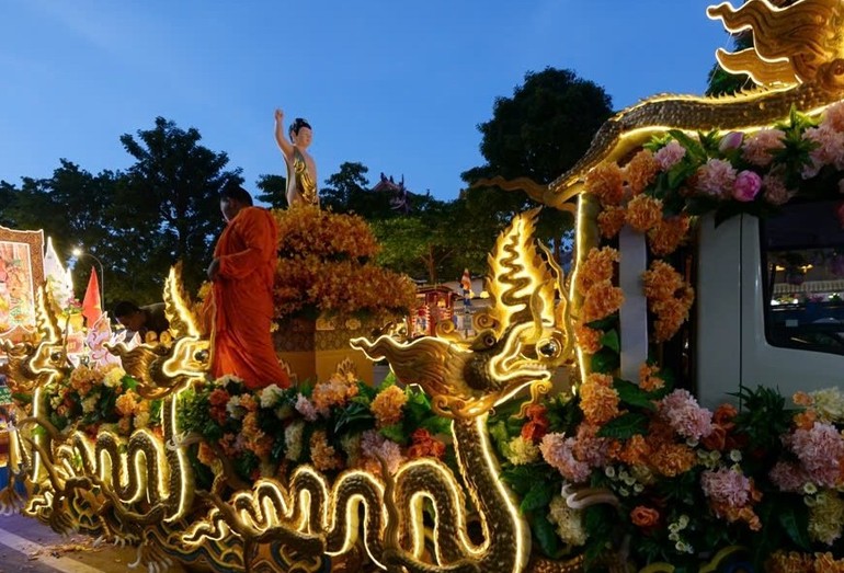 Xe hoa của Ban Trị sự Phật giáo TP.HCM tham gia lễ diễu hành - Ảnh: Bảo Toàn