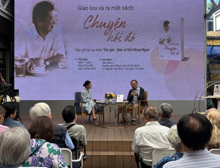 "Chuyện hồi đó" là cuốn sách mới nhất của bác sĩ Đỗ Hồng Ngọc được giới thiệu vào sáng nay, 10-8 - Ảnh: Lương Hoàng