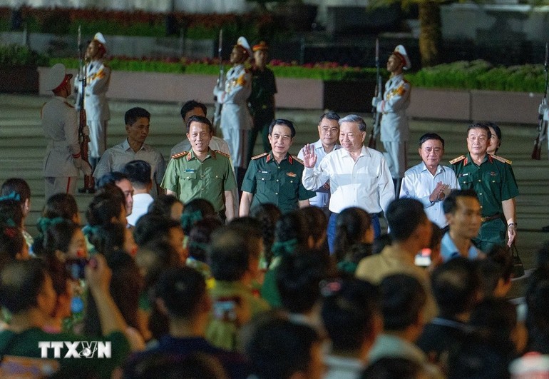 Tổng Bí thư Tô Lâm cùng lãnh đạo Đảng, Nhà nước tham dự chương trình "Dưới cờ vinh quang" tại điểm cầu Quảng trường Ba Đình - Thủ đô Hà Nội - Ảnh: TTXVN