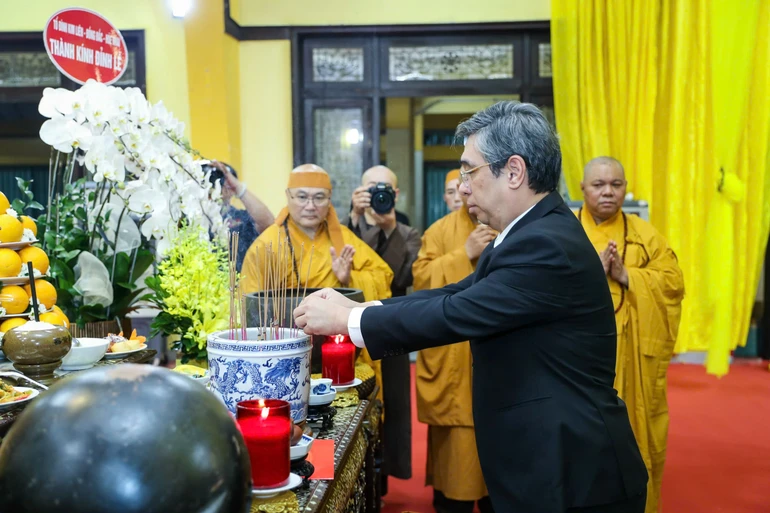 Phó Bí thư Thành ủy Nguyễn Phước Lộc dẫn đầu phái đoàn Thành ủy, HĐND, UBND, Ủy ban MTTQVN TP.HCM đến chùa Vĩnh Nghiêm viếng tang Trưởng lão Hòa thượng Thích Trí Tịnh vào chiều 8-10 - Ảnh: N.Thạnh