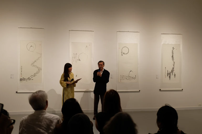 Họa sĩ Trầm Kim Hòa chia sẻ tại buổi khai mạc triển lãm cá nhân mang chủ đề: Zen of Life - Thiền trong cuộc sống - Ảnh: Nguyễn Cường