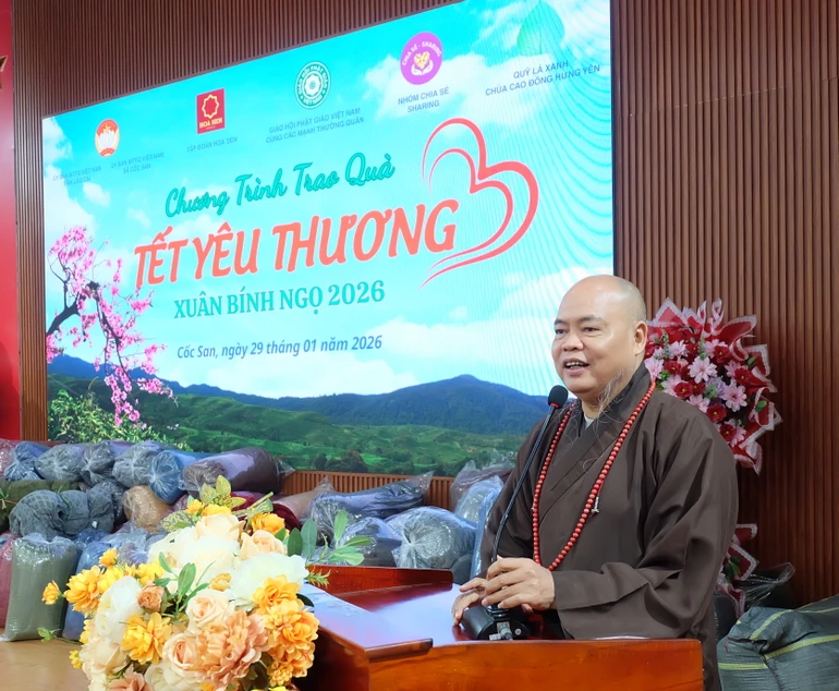 Thượng tọa Thích Thanh Phong có lời thăm hỏi đến đồng bào tại các xã Cốc San và Bảo Hà, tỉnh Lào Cai nhân dịp Tết cổ truyền Bính Ngọ của dân tộc đang cận kề - Ảnh: Nguyễn Cường