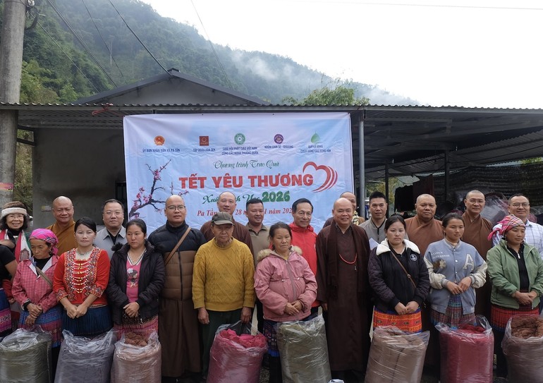 Chương trình “Tết yêu thương Xuân Bính Ngọ 2026” tiếp tục đến trao tặng các phần quà Tết tới đồng bào các dân tộc sinh sống trên địa bàn tỉnh Lai Châu vào ngày 28-1 - Ảnh: Nguyễn Cường