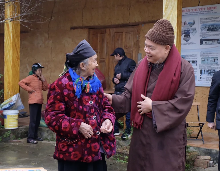 Hành trình “Tết yêu thương Xuân Bính Ngọ 2026” tiếp nối với việc tặng quà, thăm hỏi đồng bào tại hai tỉnh Tuyên Quang và Cao Bằng trong các ngày 30 và 31-1 - Ảnh: Nguyễn Cường