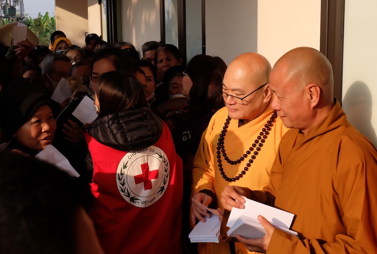 Những chặng gần cuối của hành trình “Tết yêu thương Xuân Bính Ngọ 2026”, hơn 2.000 phần quà đã được trao tận tay người dân tại tỉnh Hưng Yên - Ảnh: Nguyễn Cường