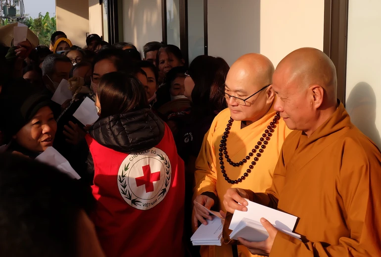 Những chặng gần cuối của hành trình “Tết yêu thương Xuân Bính Ngọ 2026”, hơn 2.000 phần quà đã được trao tận tay người dân tại tỉnh Hưng Yên - Ảnh: Nguyễn Cường