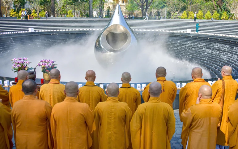 Chư tôn đức cầu nguyện, tưởng niệm đồng bào tử vong trong đại dịch Covid-19 tại khu vực tượng đài Giọt nước - Ảnh: Văn Phúc/BGN