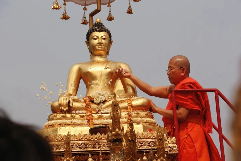 Lễ rước tượng Phật Phra Singh trong mùa Songkran được xem là truyền thống lâu đời và thiêng liêng với người dân tại Chiang Mai - Ảnh: Chiang Mai Post