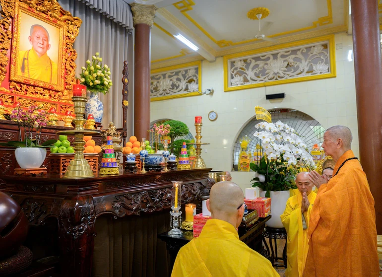 Đức Pháp chủ dâng hương tưởng niệm 12 năm ngày viên tịch của Đại lão Hòa thượng Thích Trí Tịnh tại chùa Vạn Đức vào sáng ngày 15-4 (28-2-Bính Ngọ) - Ảnh: Tâm Quý