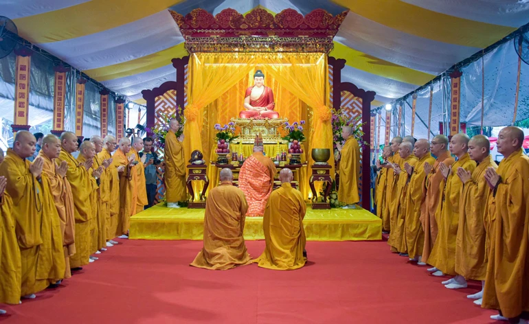 Khóa lễ khai đàn, tụng kinh Địa Tạng kỳ siêu các liệt sĩ, đồng bào yêu nước tổ chức tại công viên Lê Thị Riêng vào chiều 13-6 - Ảnh: Quảng Đạo