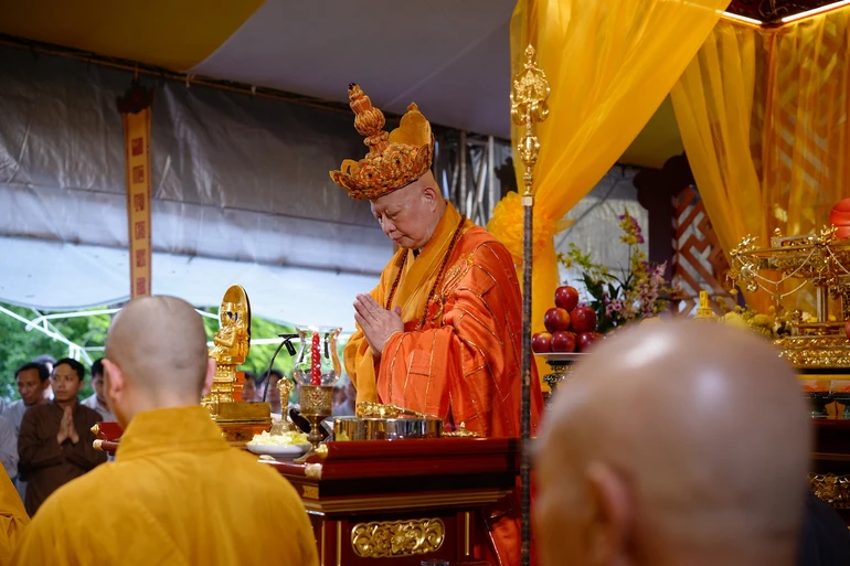 Hòa thượng Thích Lệ Trang đã đăng đàn chẩn tế siêu tiến chư anh linh vào chiều 14-6 (29-4-Bính Ngọ) tại công viên Lê Thị Riêng - Ảnh: Đại Thủy
