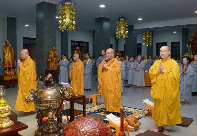 Khóa lễ khai kinh, lạy Ngũ bách danh nhân ngày vía Bồ-tát Quán Thế Âm tại chùa Phổ Quang tối ngày 28-7 - Ảnh: Bảo Toàn