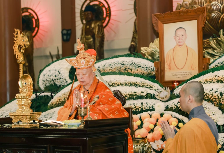 Hòa thượng Thích Lệ Trang đăng đàn thuyết U minh giới tại Giới đài viện Huệ Nghiêm - Ảnh: Phùng Anh Quốc